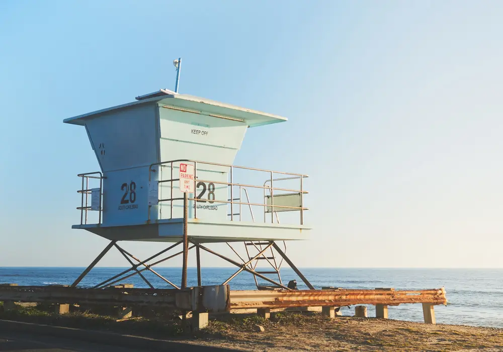 Get lifeguard certification with Lifeguard-Pro: lifeguard tower overlooking the ocean at sunset